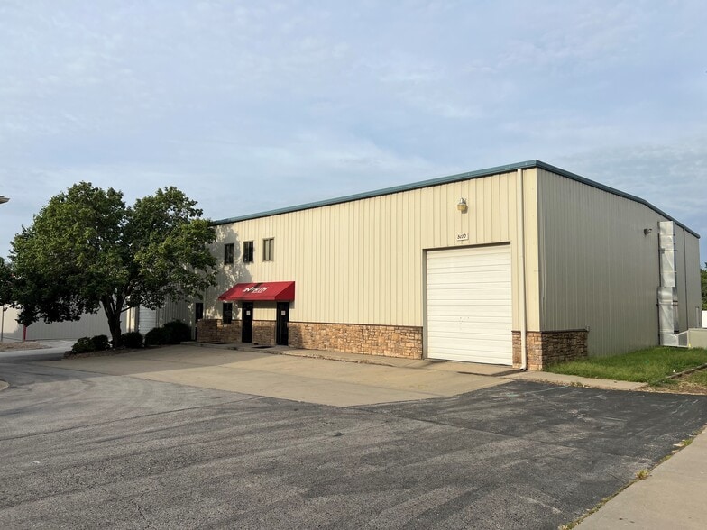 Primary Photo Of 5110 NW Waukomis Dr, Northmoor Warehouse For Lease