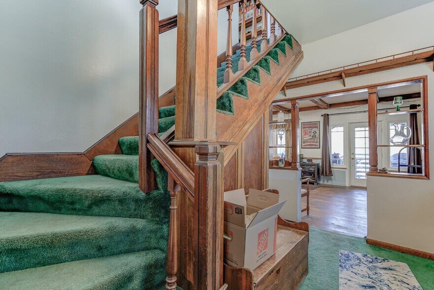 More Photos Of 718 Main St, Weaverville Hotel For Sale