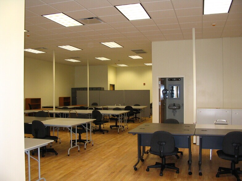 More Photos Of 5700 6th Ave, Kenosha Storefront Retail Office For Lease