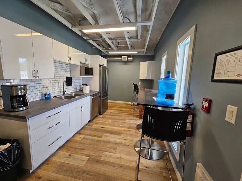 More Photos Of 1305 Industrial Rd, West Kelowna Warehouse For Lease