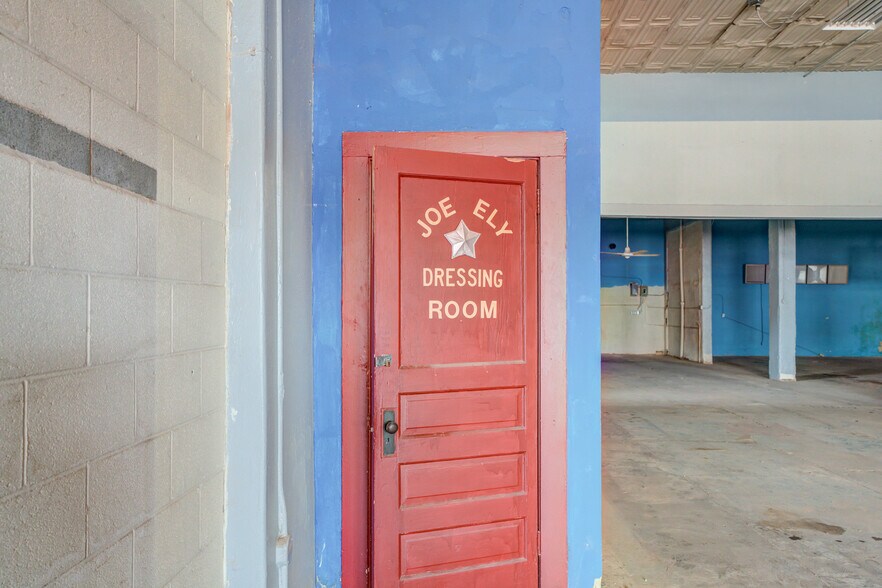 More Photos Of 1301 Buddy Holly Ave, Lubbock Warehouse For Lease