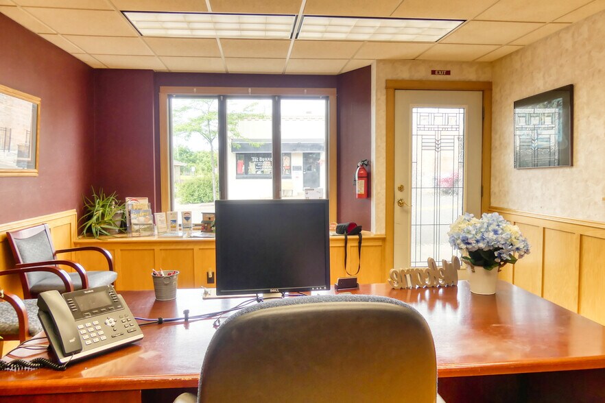 More Photos Of 208 N Cascade St, Osceola Storefront For Sale