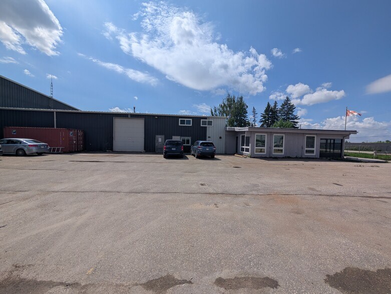 More Photos Of 949 Redonda St, Winnipeg Unknown For Lease