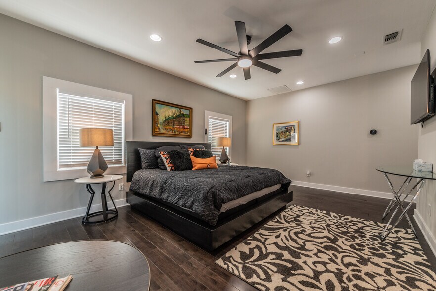 More Photos Of 630 S Walters, San Antonio Freestanding For Sale