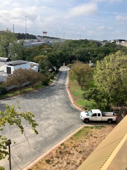 More Photos Of 220 Foremost Dr, Austin Schools For Lease