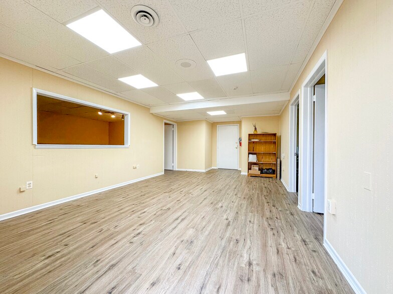 More Photos Of 1300 Industrial Blvd, Southampton Light Distribution For Lease