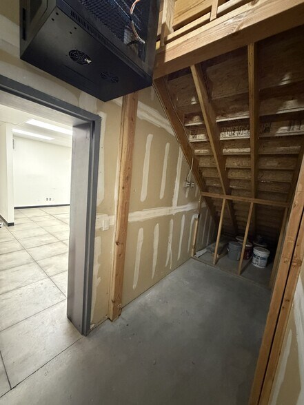 More Photos Of 2810 Mosasco St, Bakersfield Light Distribution For Lease