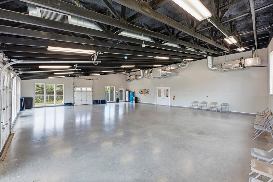 More Photos Of 1410 Live Oak Rd, Leander Showroom For Sale