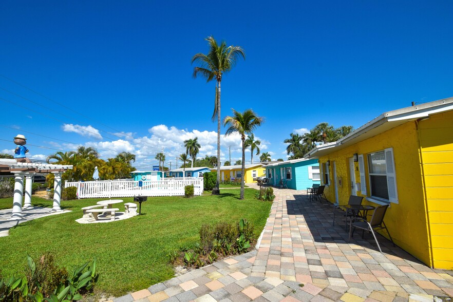 More Photos Of 14621 McGregor Blvd, Fort Myers Apartments For Sale