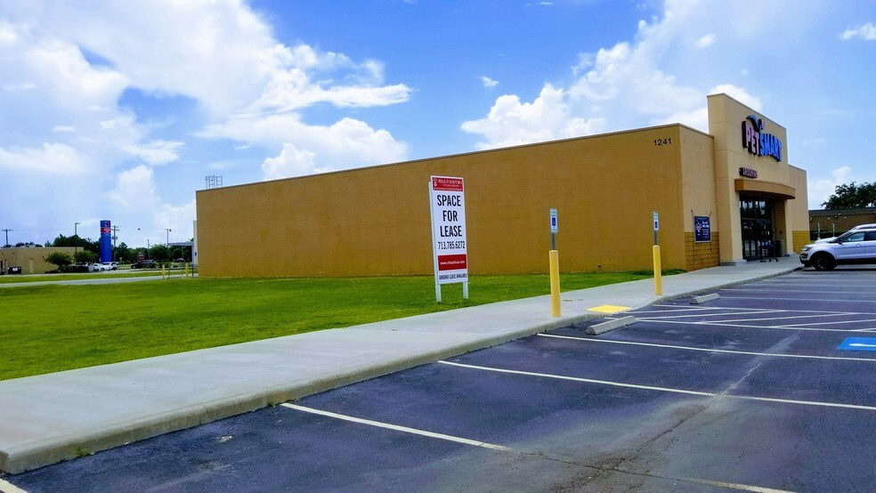 More Photos Of 3100-3142 S Gordon St, Alvin Freestanding For Lease