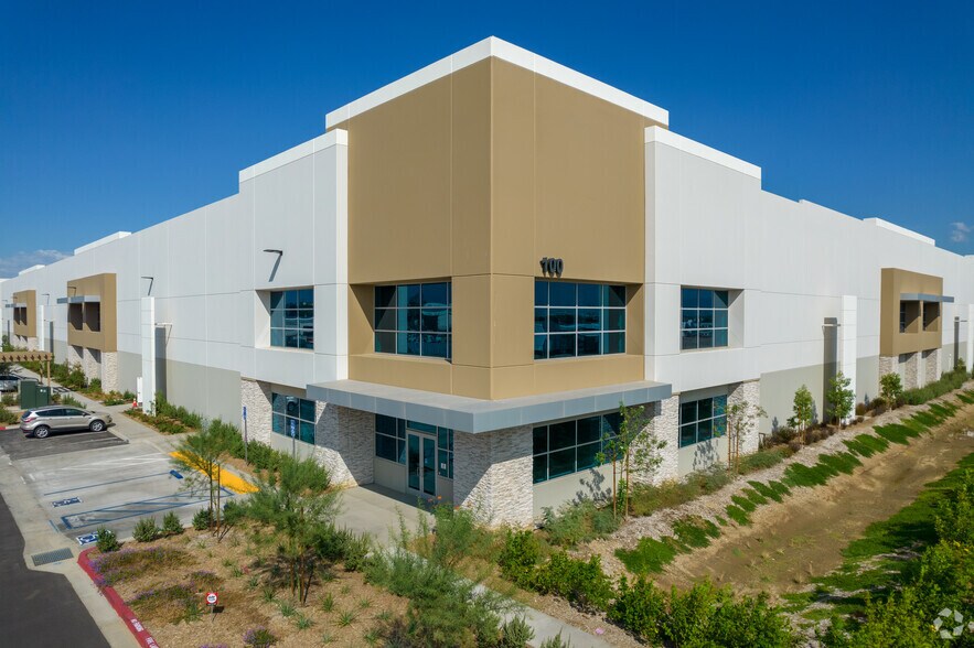 More Photos Of 100 W Walnut Ave, Perris Distribution For Lease