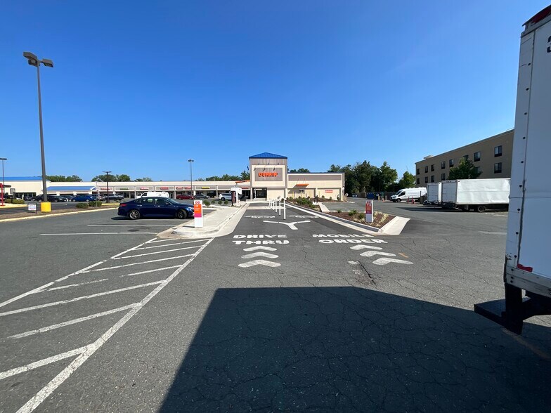 More Photos Of 8700 Richmond Hwy, Alexandria Unknown For Lease