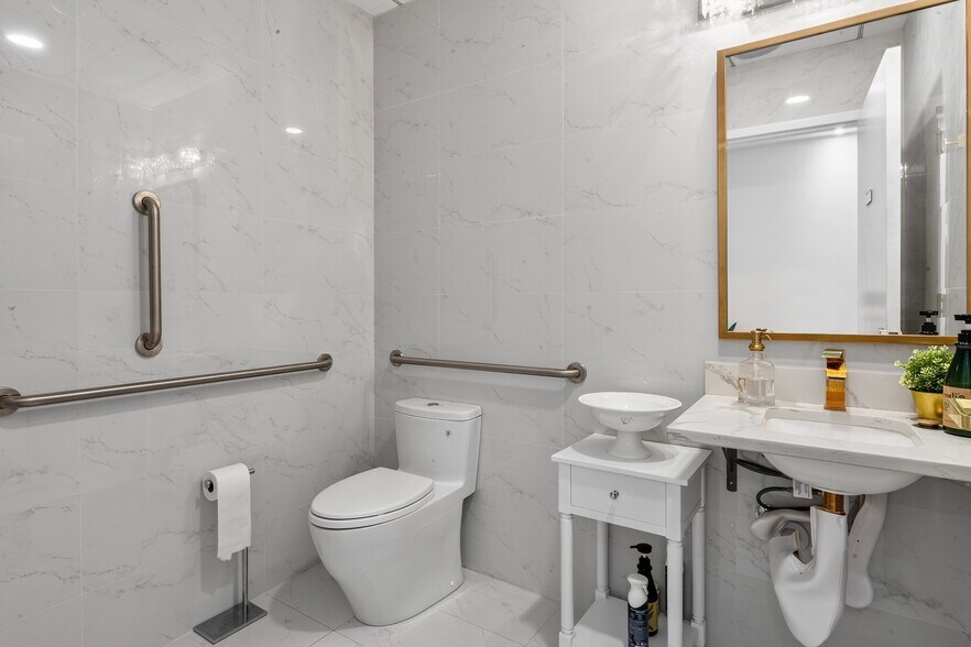 More Photos Of 7601 Lewinsville Rd, McLean Medical For Sale