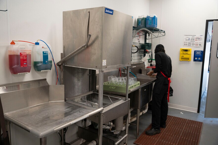 More Photos Of 11040 W IH-10, San Antonio Restaurant For Lease