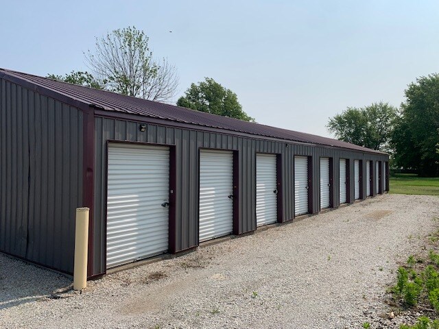 More Photos Of 808 Adams St, Litchfield Self Storage For Sale