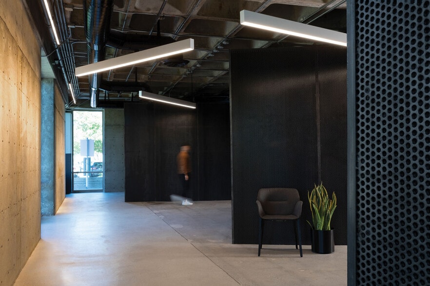 More Photos Of 2625 Townsgate Rd, Westlake Village Office For Lease