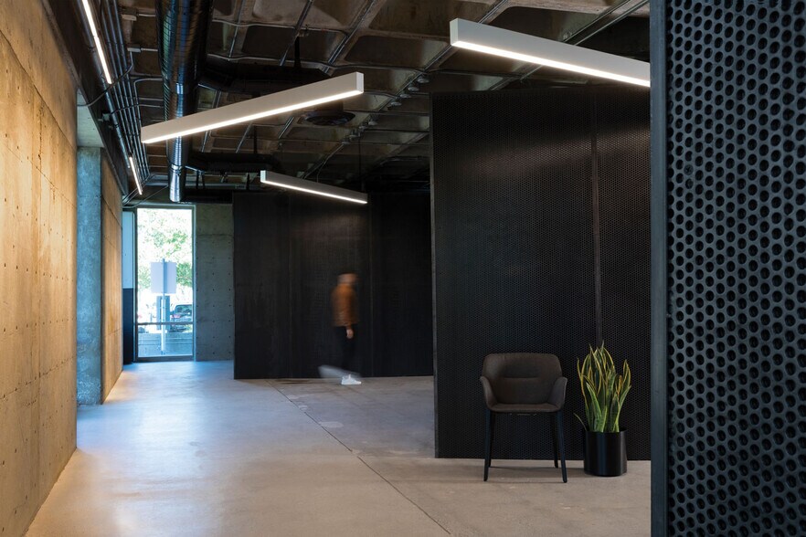 More Photos Of 2625 Townsgate Rd, Westlake Village Office For Lease