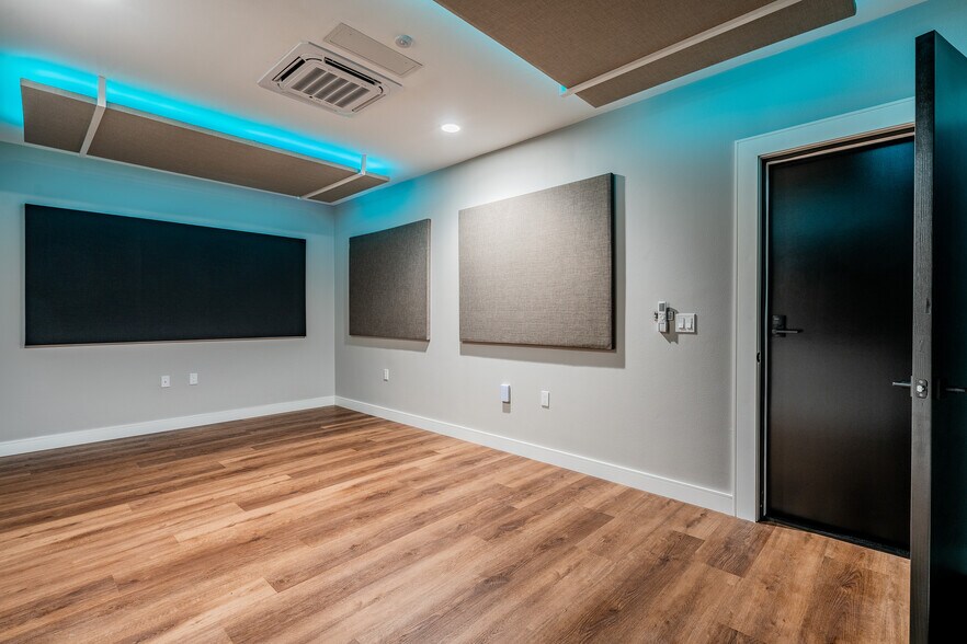 More Photos Of 10442 Burbank Blvd, North Hollywood Office For Sale