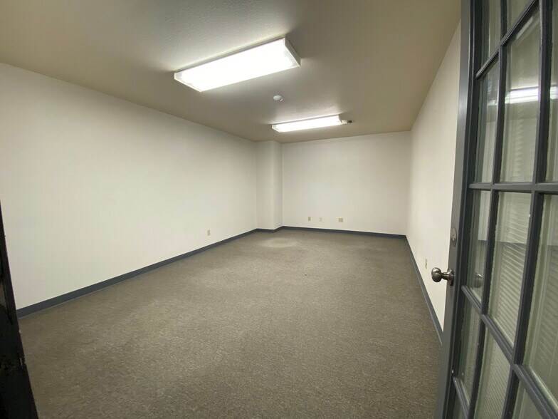 More Photos Of 4770 Washington Blvd, Beaumont Light Distribution For Lease