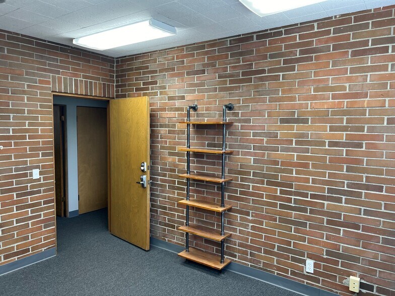 More Photos Of 6016-6026 204th St SW, Lynnwood Flex For Lease