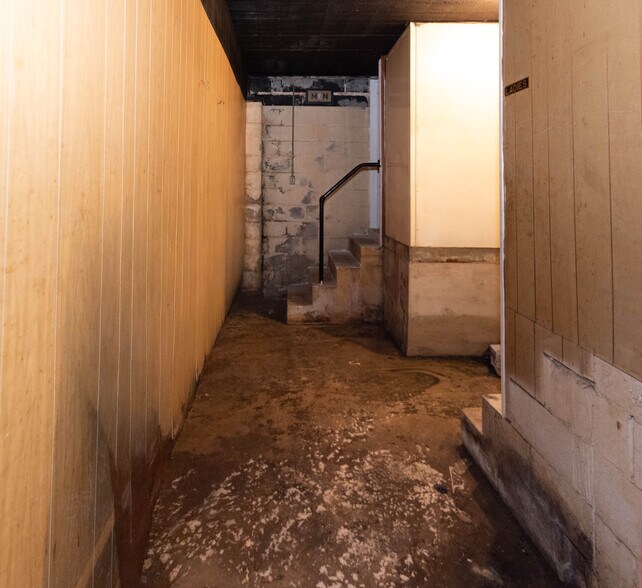 More Photos Of 2816 Old North Point Rd, Baltimore Bar For Sale