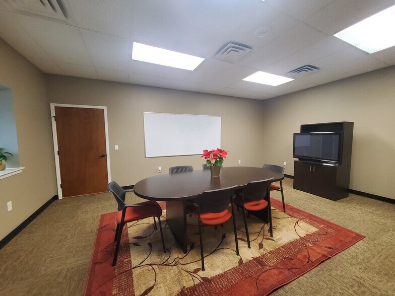 More Photos Of 2418 N Frazier St, Conroe Light Manufacturing For Lease