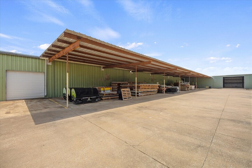 More Photos Of 905 E Broad St, Forney Manufacturing For Lease