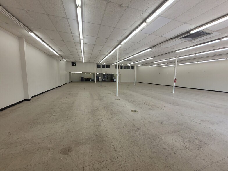 Primary Photo Of 300 S International Blvd, Hidalgo General Retail For Lease