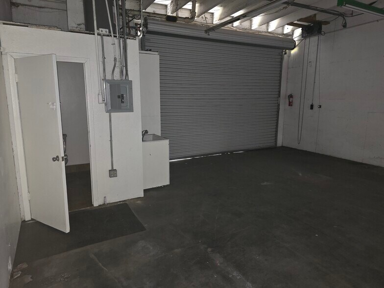 More Photos Of 1050 S La Brea Ave, Inglewood Warehouse For Lease