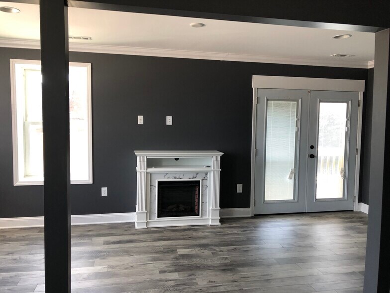More Photos Of 103 N College Ave, Newton General Retail For Lease