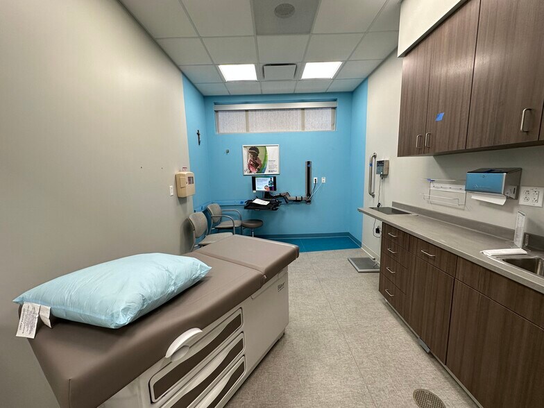 More Photos Of 520 Cunningham, Urbana Medical For Lease