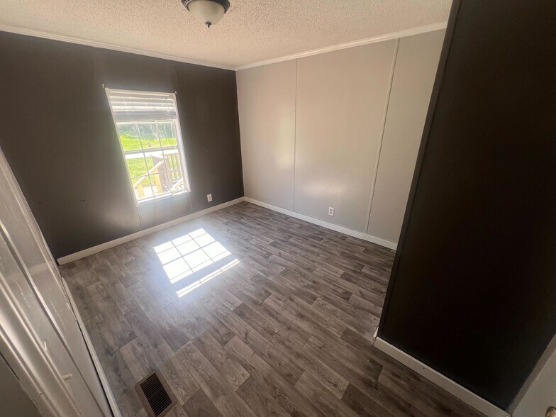 More Photos Of 530 Sims St, Maysville Flex For Lease
