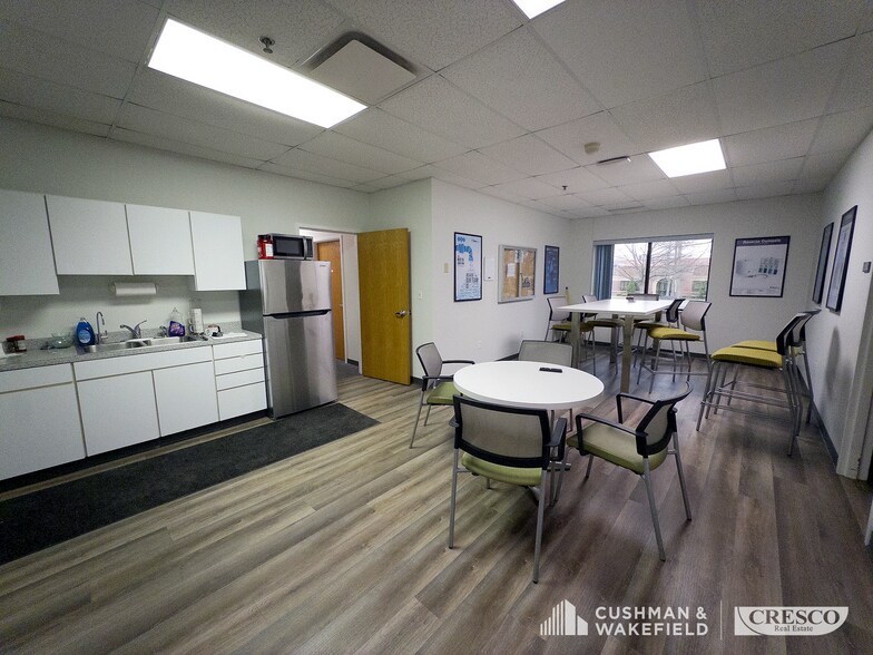 More Photos Of 5633 Hudson Industrial Pky, Hudson Flex For Sale