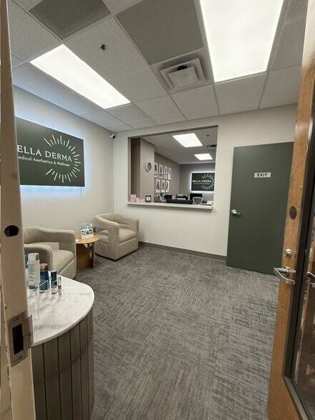 Primary Photo Of 9501 N Oak Tfwy, Kansas City Medical For Lease