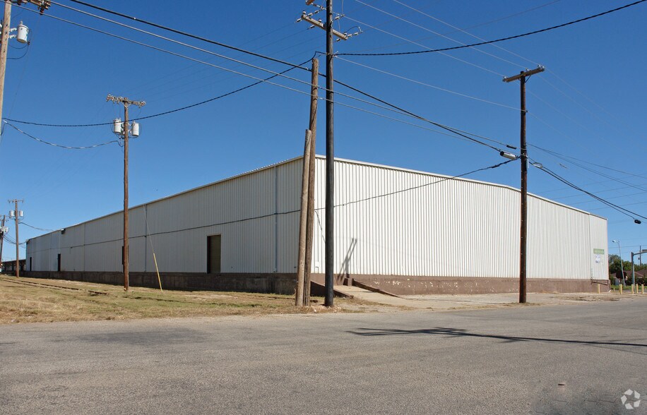 More Photos Of 2220-2222 Avenue A, Lubbock Warehouse For Lease