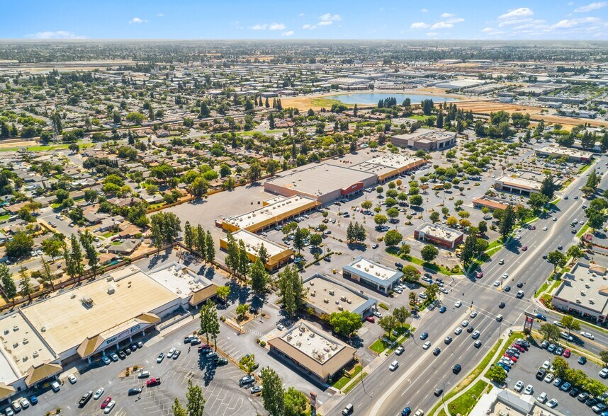 More Photos Of 3209-3241 W Shaw Ave, Fresno Storefront For Lease