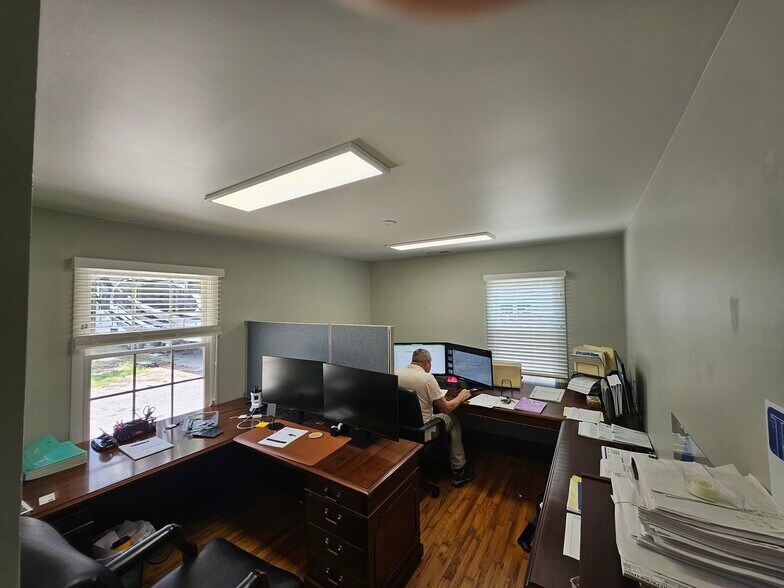 More Photos Of 114 Confederate Dr, Franklin Office Residential For Lease