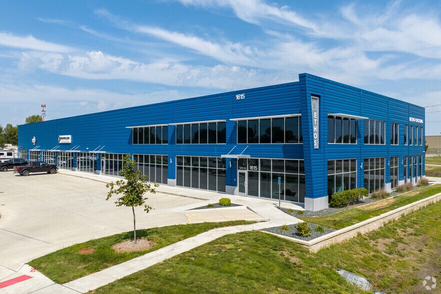 More Photos Of 1615 SE Cortina Dr, Ankeny Flex For Lease