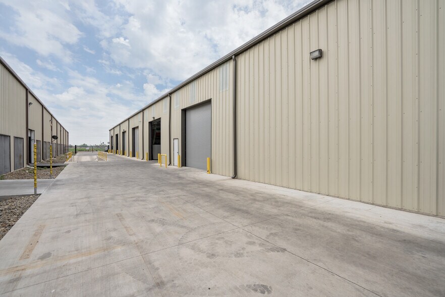More Photos Of 2507 E Expressway 83, Donna Warehouse For Lease