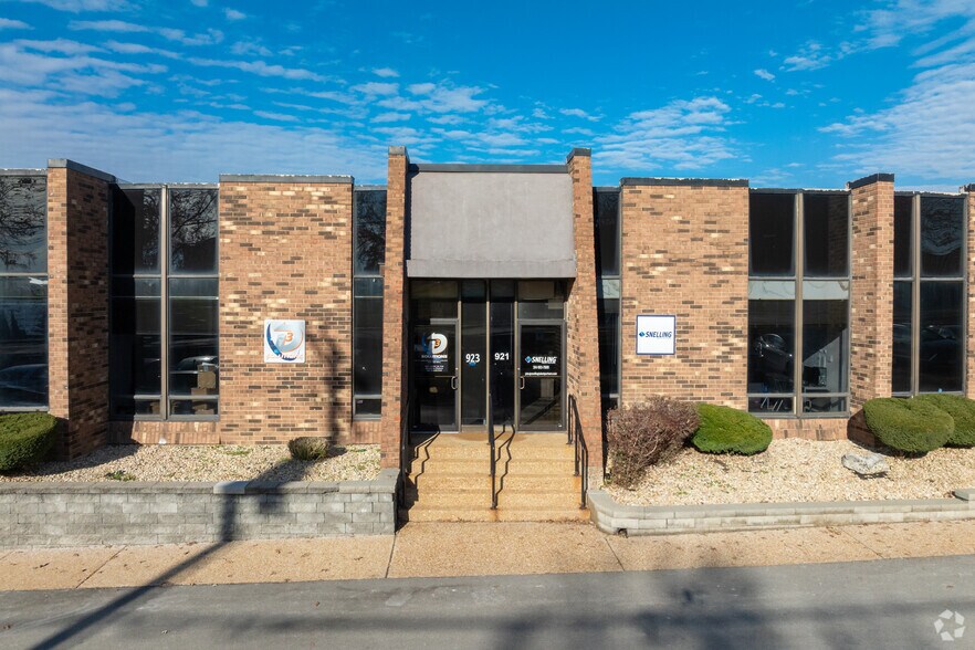 More Photos Of 5 Worthington Access Dr, Maryland Heights Light Distribution For Lease