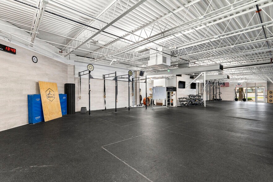 More Photos Of 221 W County Line Rd, Littleton Freestanding For Lease