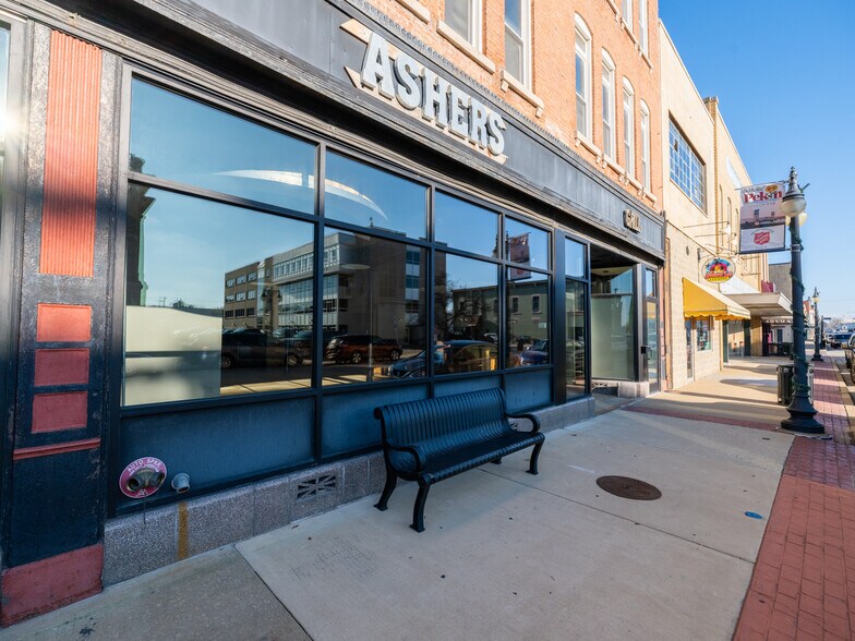 More Photos Of 353 Court St, Pekin Storefront Retail Residential For Sale