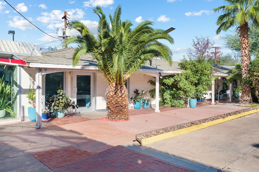 More Photos Of 3722 E Thomas Rd, Phoenix Freestanding For Lease