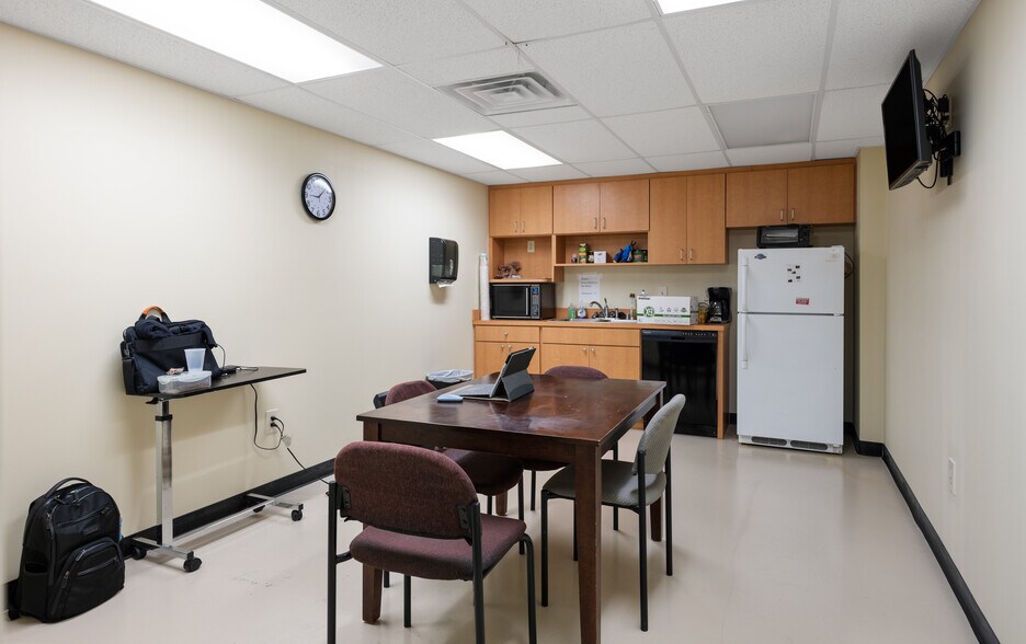 More Photos Of 3121 E 10th St, Jeffersonville Freestanding For Lease