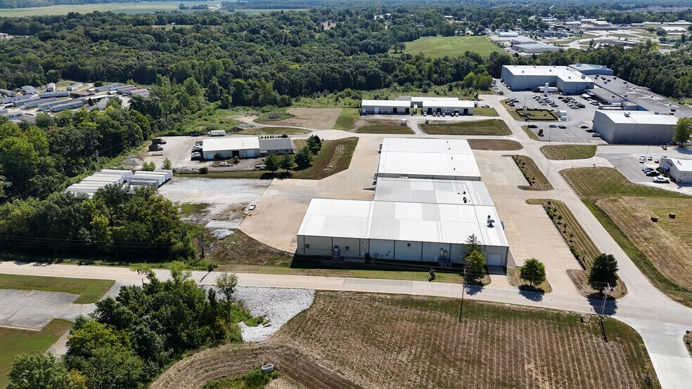 More Photos Of 1011 Industrial Ct, Moscow Mills Warehouse For Lease
