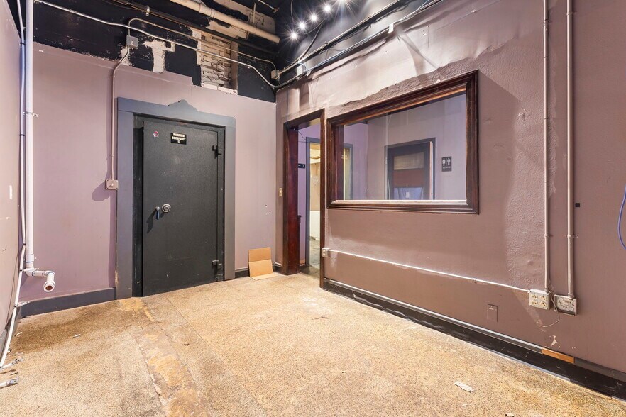 More Photos Of 408 W Walnut St, Springfield Storefront Retail Residential For Lease