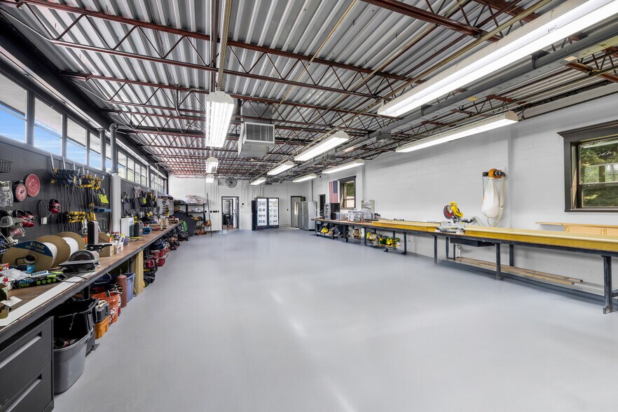 More Photos Of 300 Riverside Ave, Bristol Manufacturing For Sale