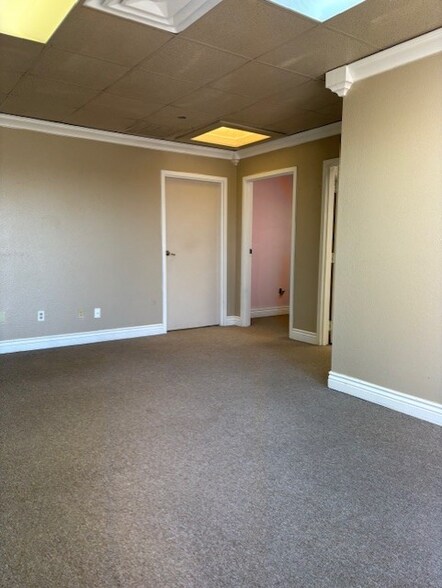 More Photos Of 800 W Rock Creek Rd, Norman Office For Lease