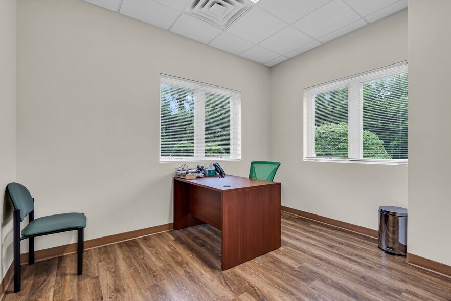 More Photos Of 500 Park Ave, Manalapan Township Medical For Lease