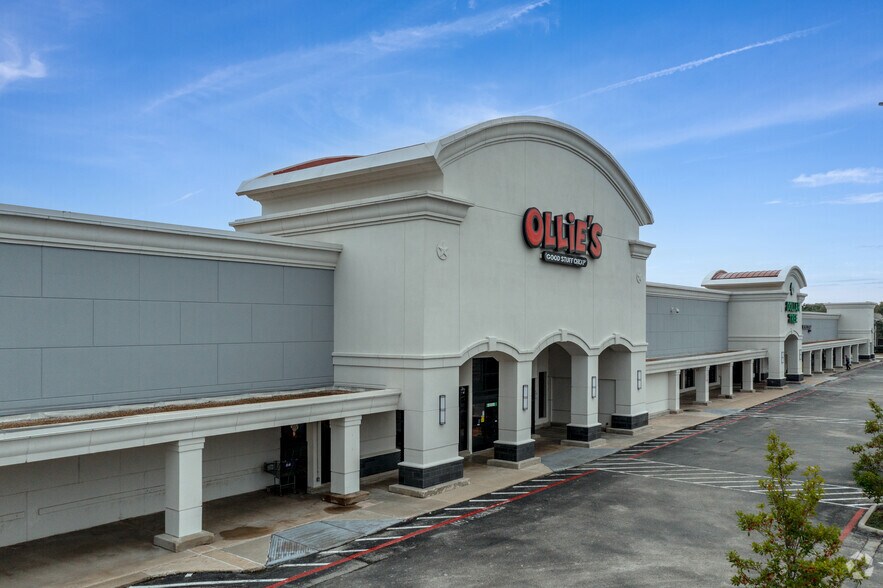 More Photos Of 1001 W Plantation Dr, Clute Unknown For Lease